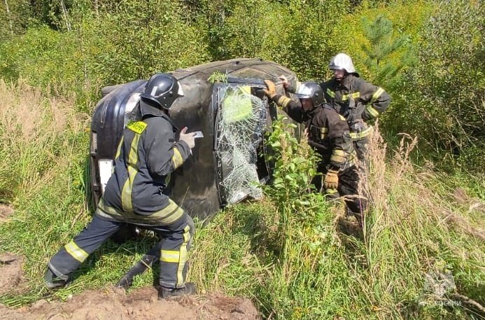 Спасатели МЧС принимали участие в ликвидации ДТП в Кировском районе, 6-й км автодороги «Киров-Барятино»